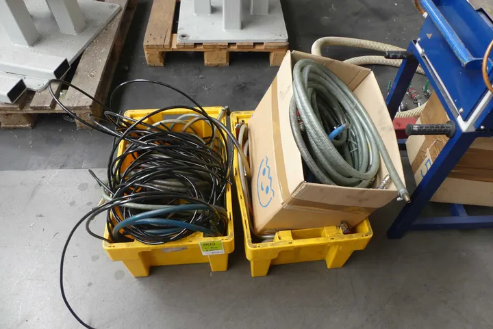 2x Kisten mit Kabel,- und Druckluftschläuche